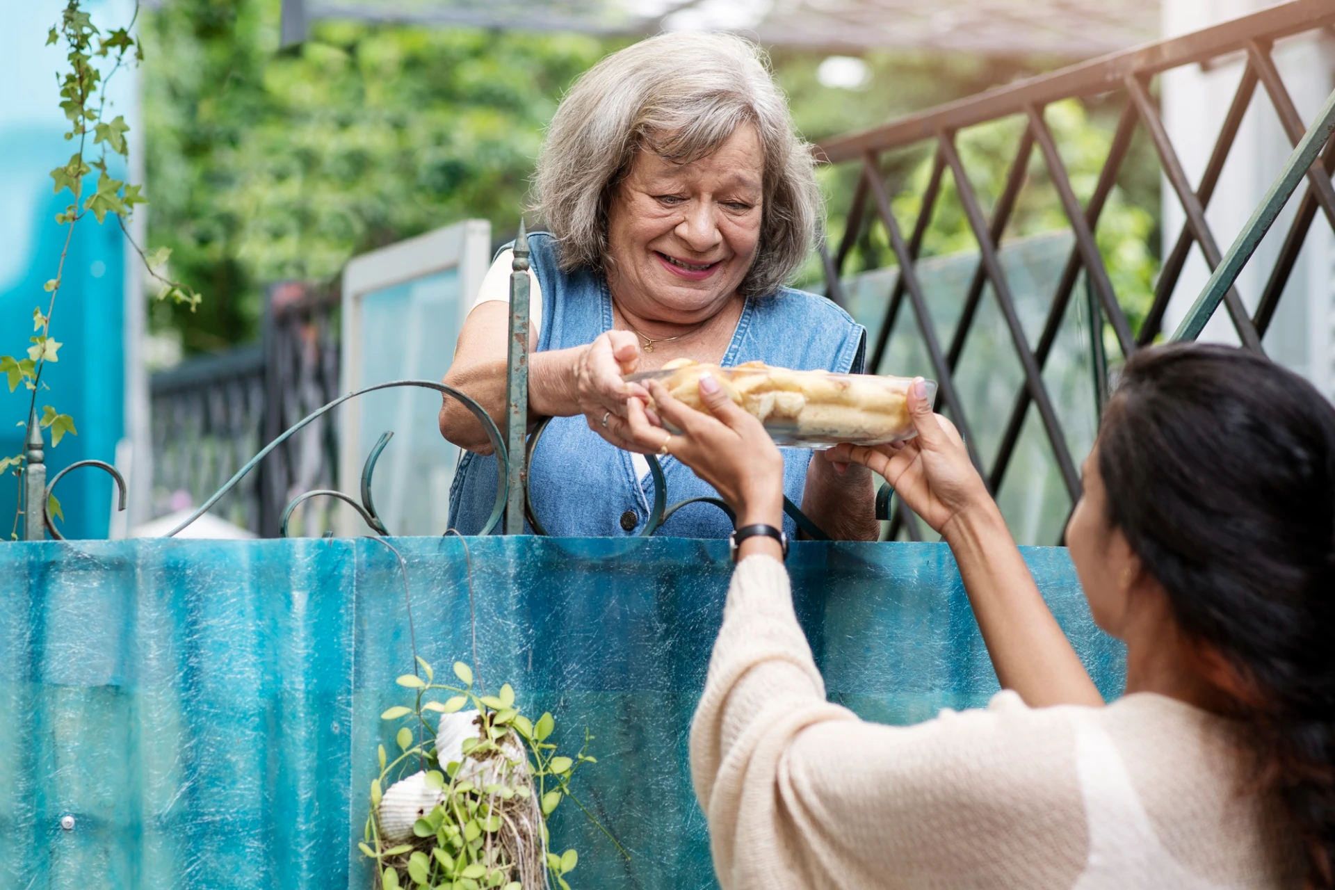 Rawscy Asystenci Seniorów niczym japońskie Yakult Lady asystent seniora izolacja społeczna samotność seniorów opieka domowa nad seniorami usługi opiekuńcze pomoc wsparcie zakupy dla seniorów